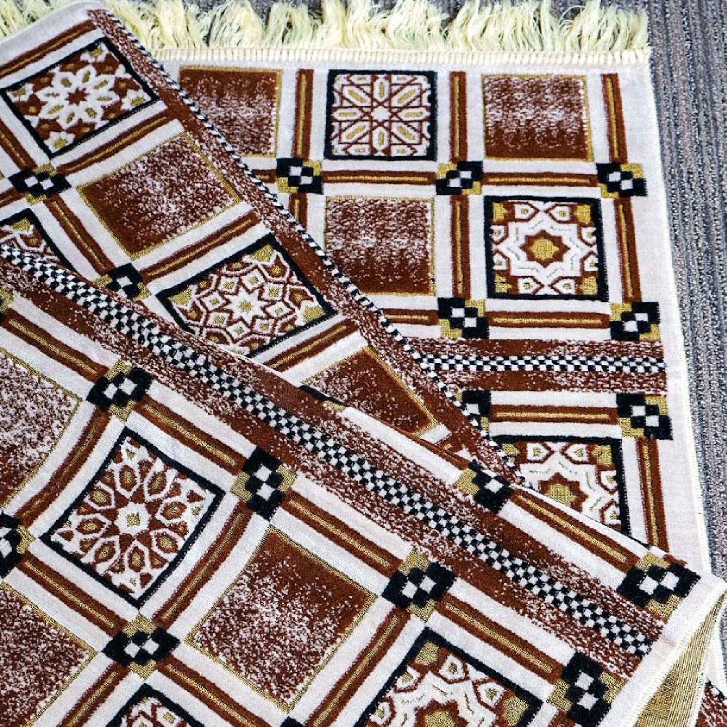 سجادة الصلاة المتميزة بني كبيرة