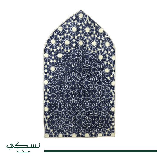 سجادة صلاة مقوسة الأندلسية - ازرق بترولي - صورة أمامية تعرض التصميم الهندسي والزخارف المتشابكة