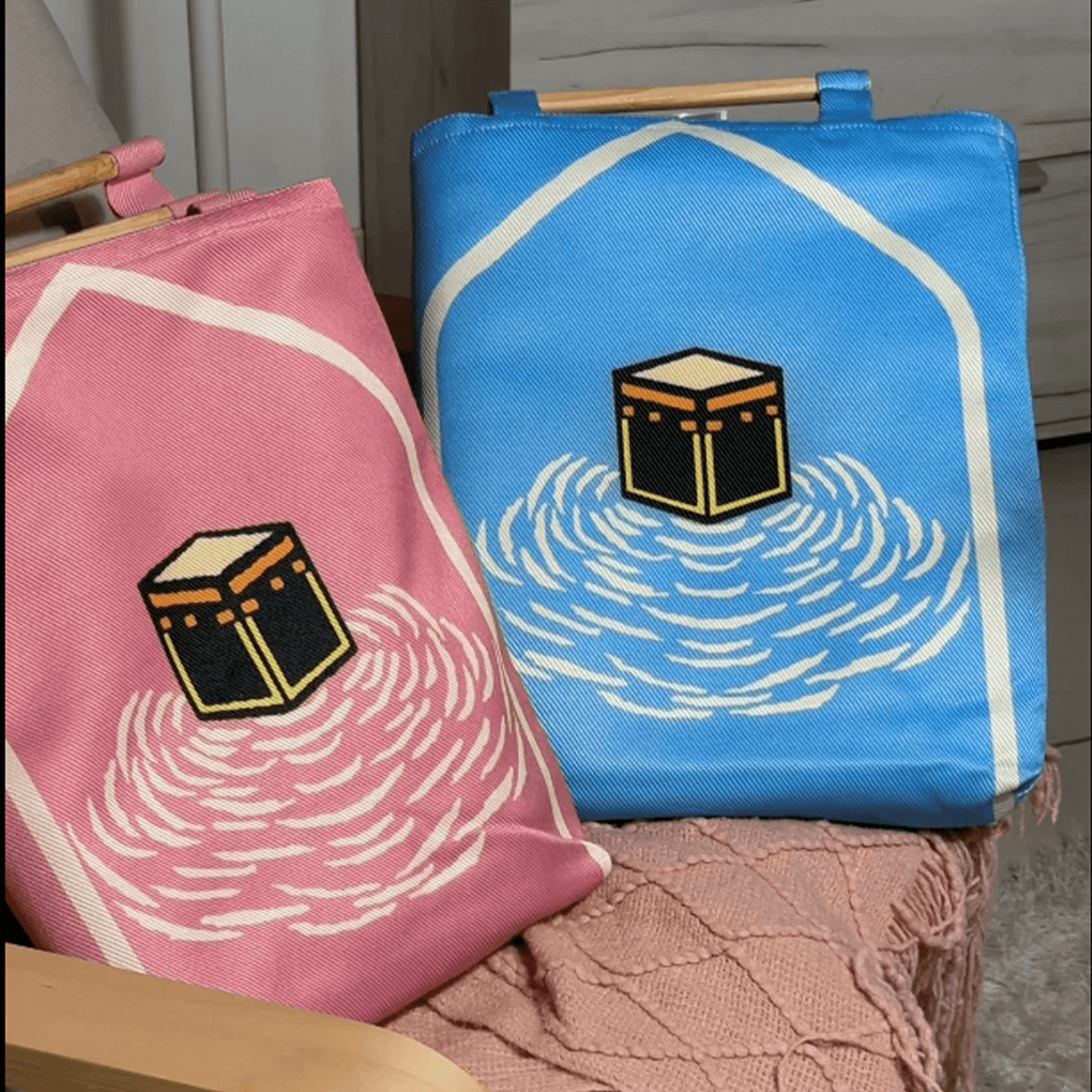 Al Kaaba Modern Padded Prayer Mat Arched Sky Blue with Handbag - Nusuki Saudi Arabia