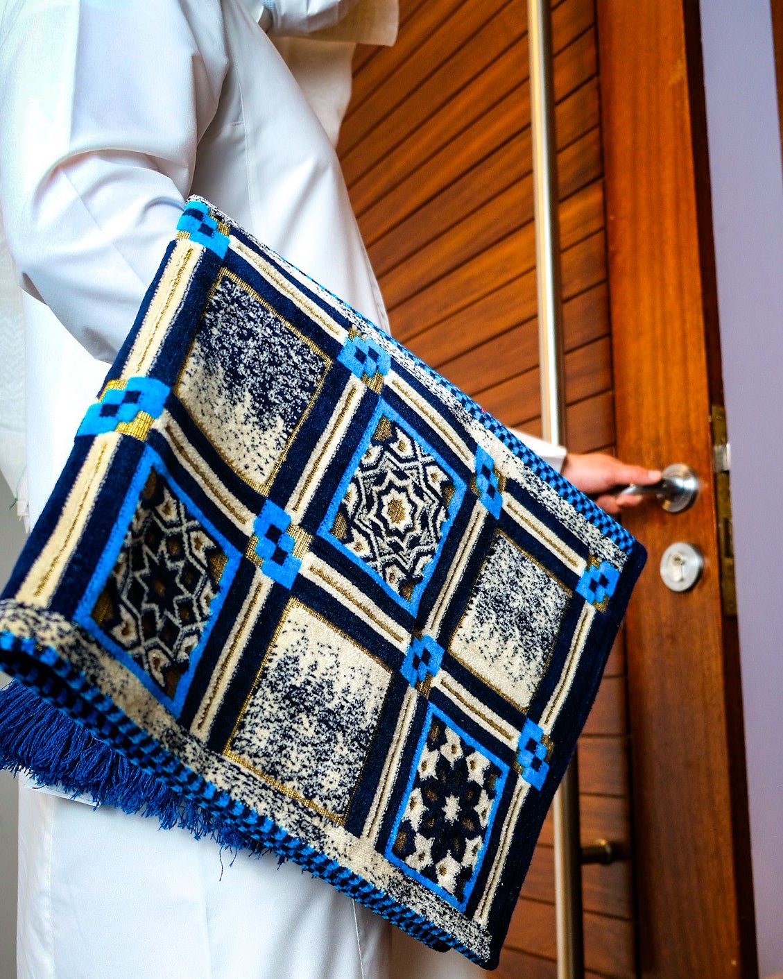 Al Mutamayiza XL Prayer Mat Blue - Nusuki SA