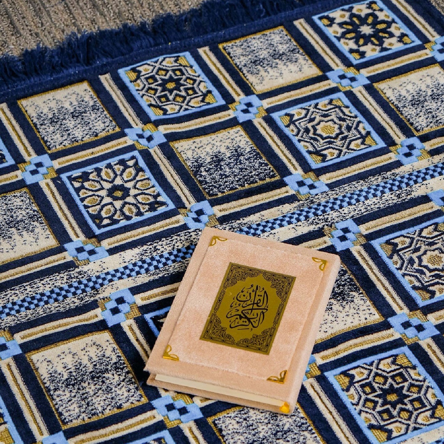 Al Mutamayiza XL Prayer Mat Blue - Nusuki SA