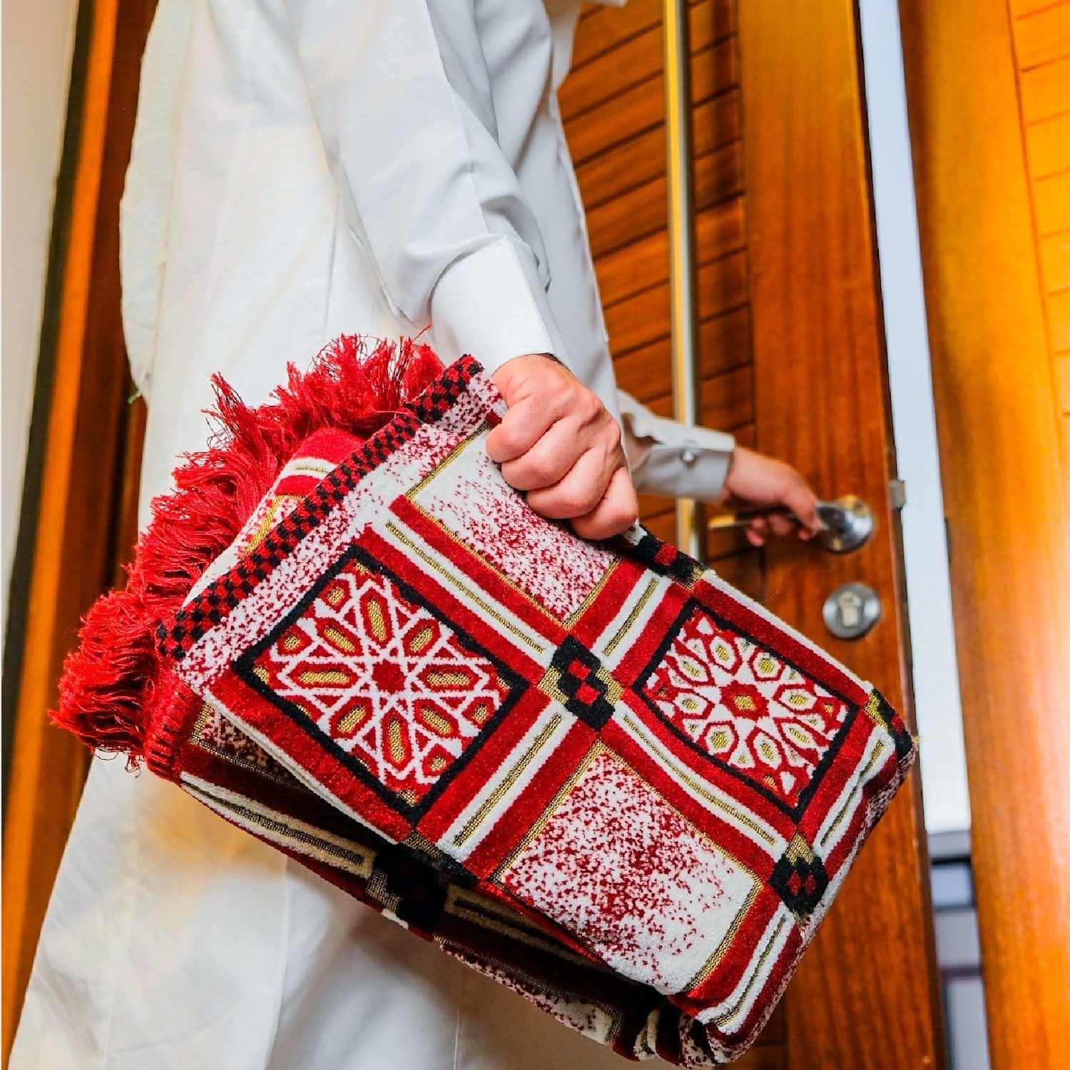 Al Mutamayiza XL Prayer Mat Red - Nusuki SA
