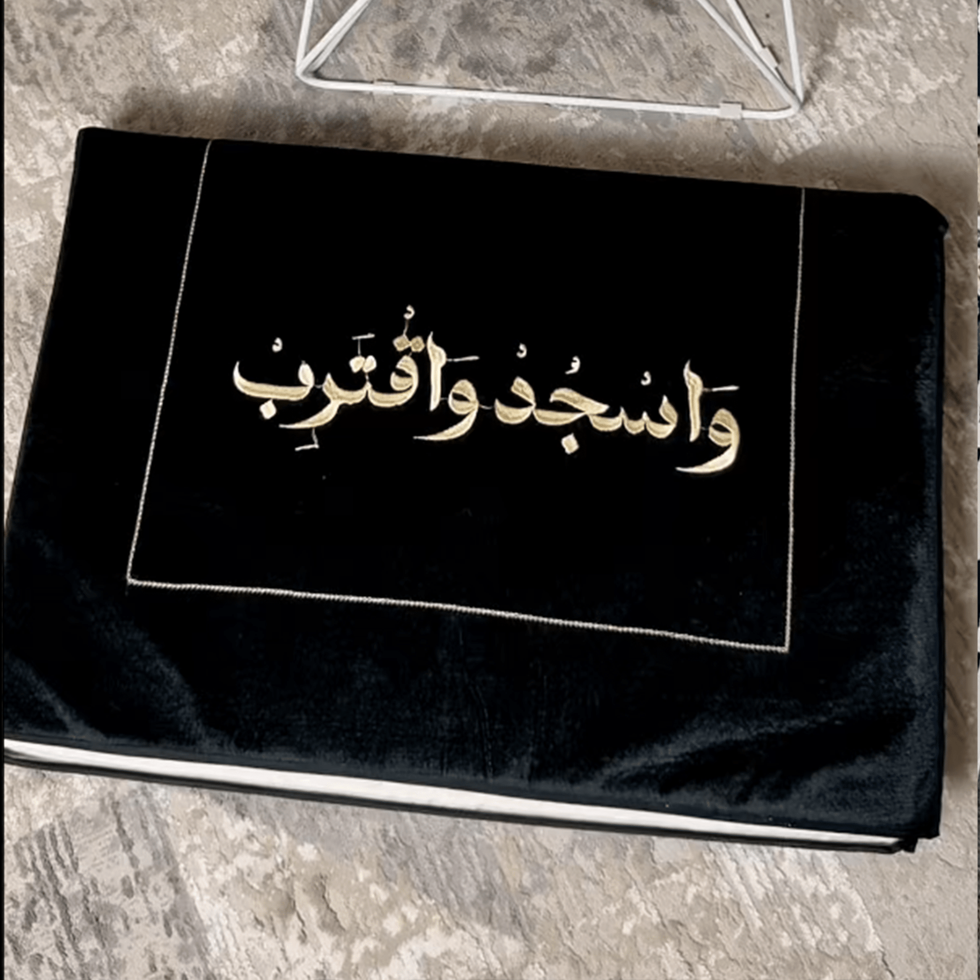 Foldable Prayer Mat Embroidered with Wasjud Waqtarib - Black - Nusuki SA