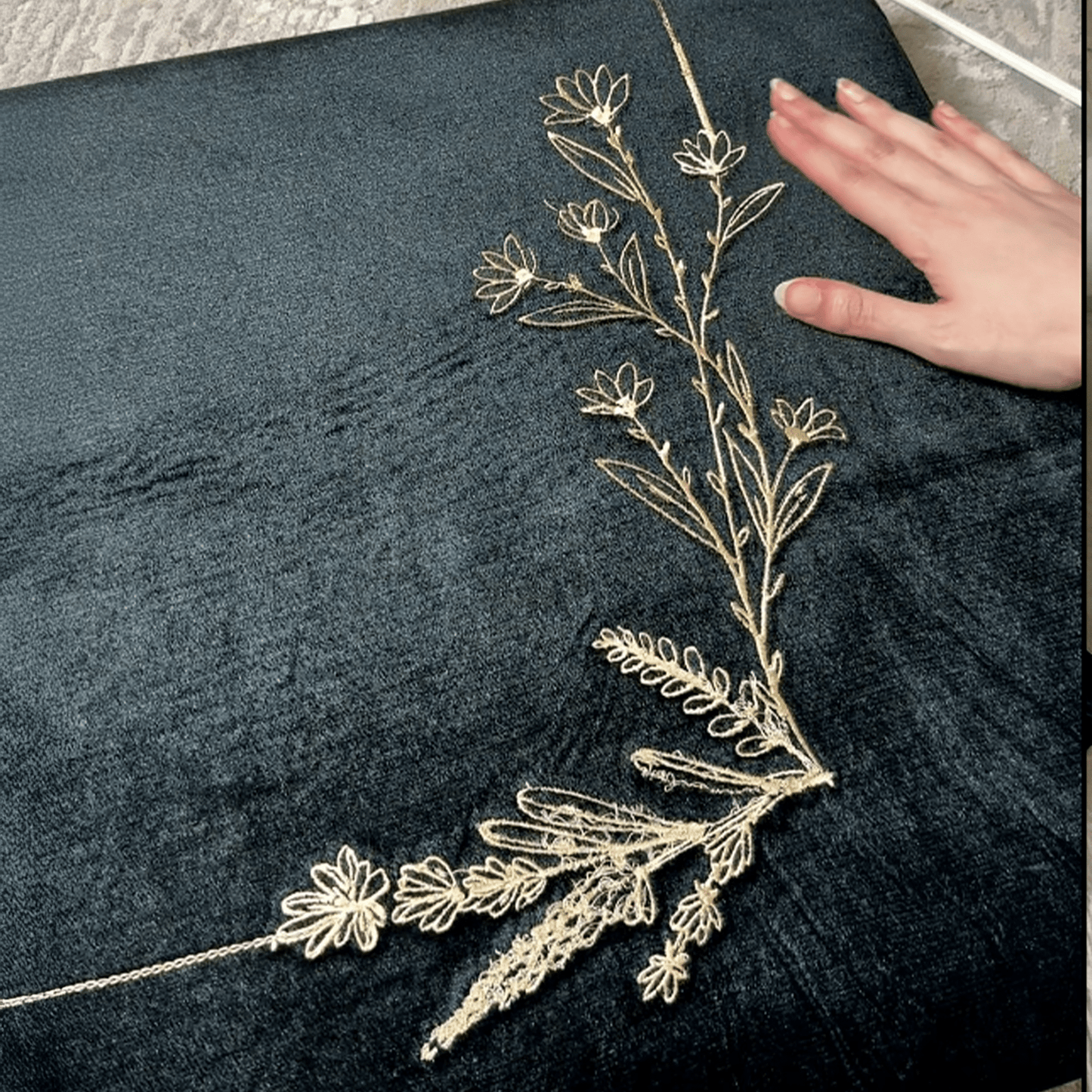 Foldable Prayer Mat Embroidered with Wasjud Waqtarib - Black - Nusuki SA